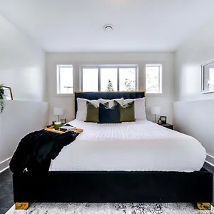  Holiday home Stunning Modern - King Bed - Free Parking & Netflix - Fast Wi-fi - Long Welcome